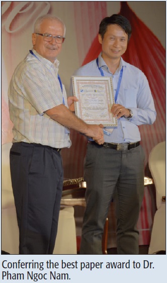 Conferring the best paper award to Dr. Pham Ngoc Nam.