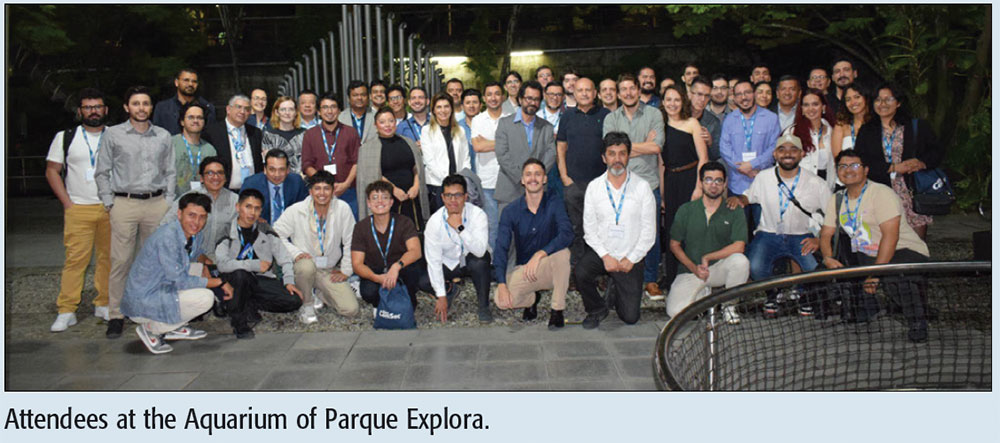 Attendees at the Aquarium of Parque Explora.