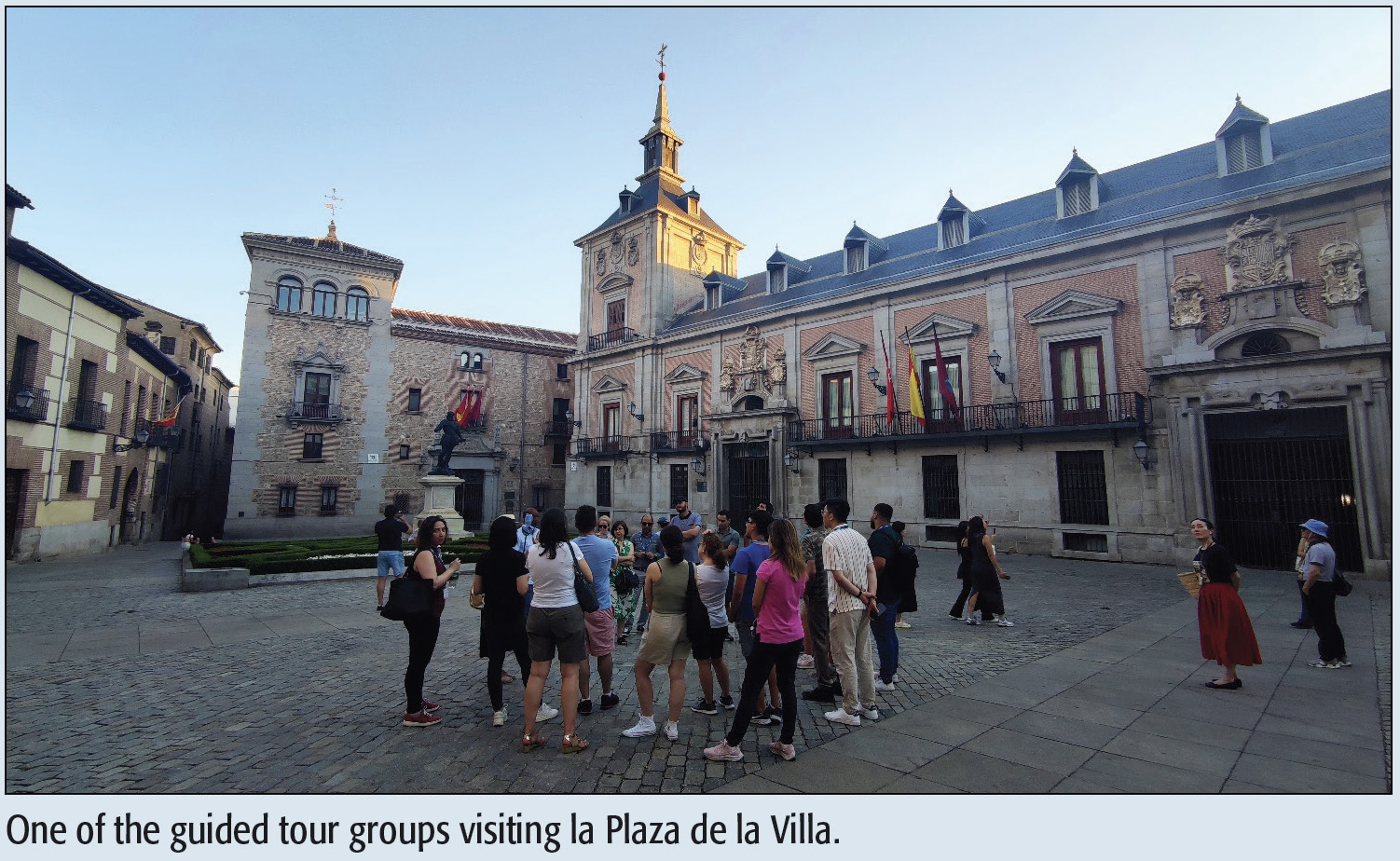 One of the guided tour groups visiting la Plaza de la Villa.