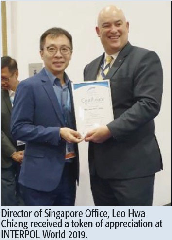 Director of Singapore Office, Leo Hwa Chiang received a token of appreciation at INTERPOL World 2019.